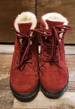 Ladies Size 7.5 SQL Maroon Lace Up Ankle Boots, Faux Fur Lined, Faux Suede